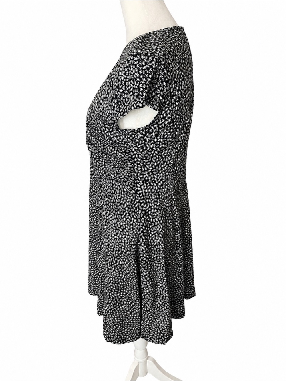 Lark & Ro Black & White Cap-Sleeve V-Neck Fit-and-Flare Dress - Picture 2 of 3